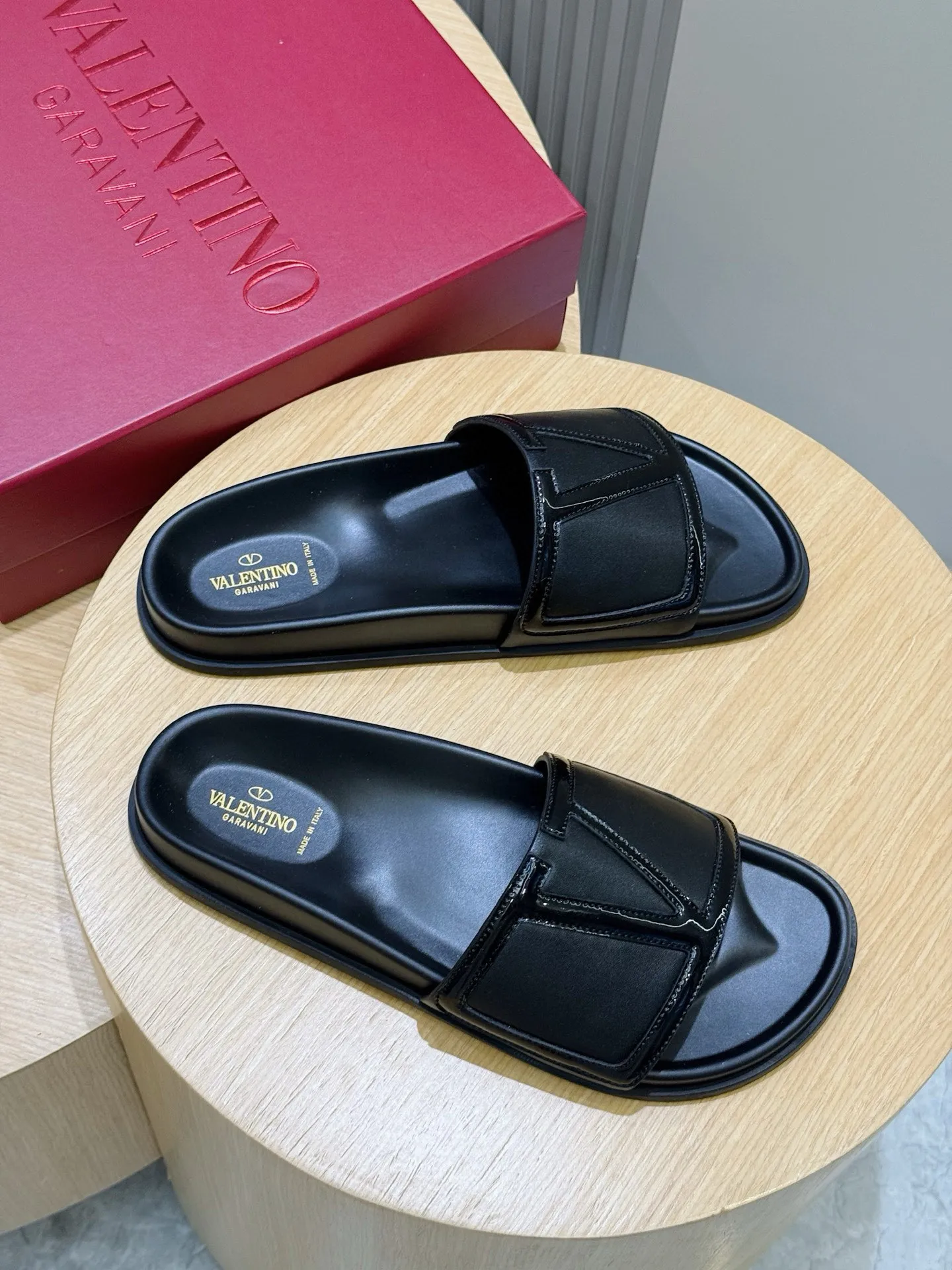 [VALENTINO] Top P: 540💰 Size: 39-44 (customized at 38.45) 🆕2025VLT — Valentino’s latest summer men’s slippers. The use of imported cowhide elements on slippers has been sublimated! It is worthy of recognition both visually and in terms of quality. Excellent quality, comfortable and durable! The embellishment of the perforated V hardware on the toe adds a sense of fashion! Cowhide feet
